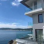 Modern Waterfront 1-Br Apartment With Aircon