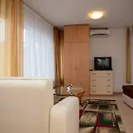 Convenient 1-Bedroom Flat Next To Harmanite Beach