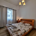 Charming Apartment 6 M From The Main Street