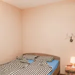 Top Center, Quiet, Independant