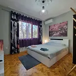 Reni'S Apartment-With Private Parking In Center