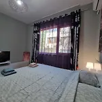 Reni'S Apartment-With Private Parking In Center
