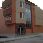 Family Hotel Deja Vu