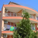 Family Hotel Deja Vu