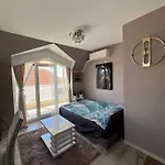Jamais Vue Apartment