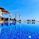 Apartment With A Large Terrace And Direct Access To The Sea