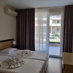 Apartment With A Large Terrace And Direct Access To The Sea