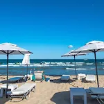 Свети Никола Каваците - Плаж И Хотел