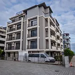 Cozy One-Bedroom Apartment In Night Breeze
