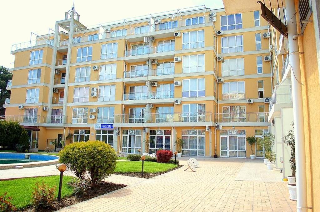 Flores Park Aparthotel 3*