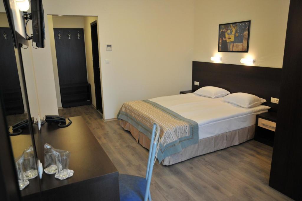 Free Hotel *