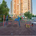 Bright Apartment For 5 Guests With Free Parking