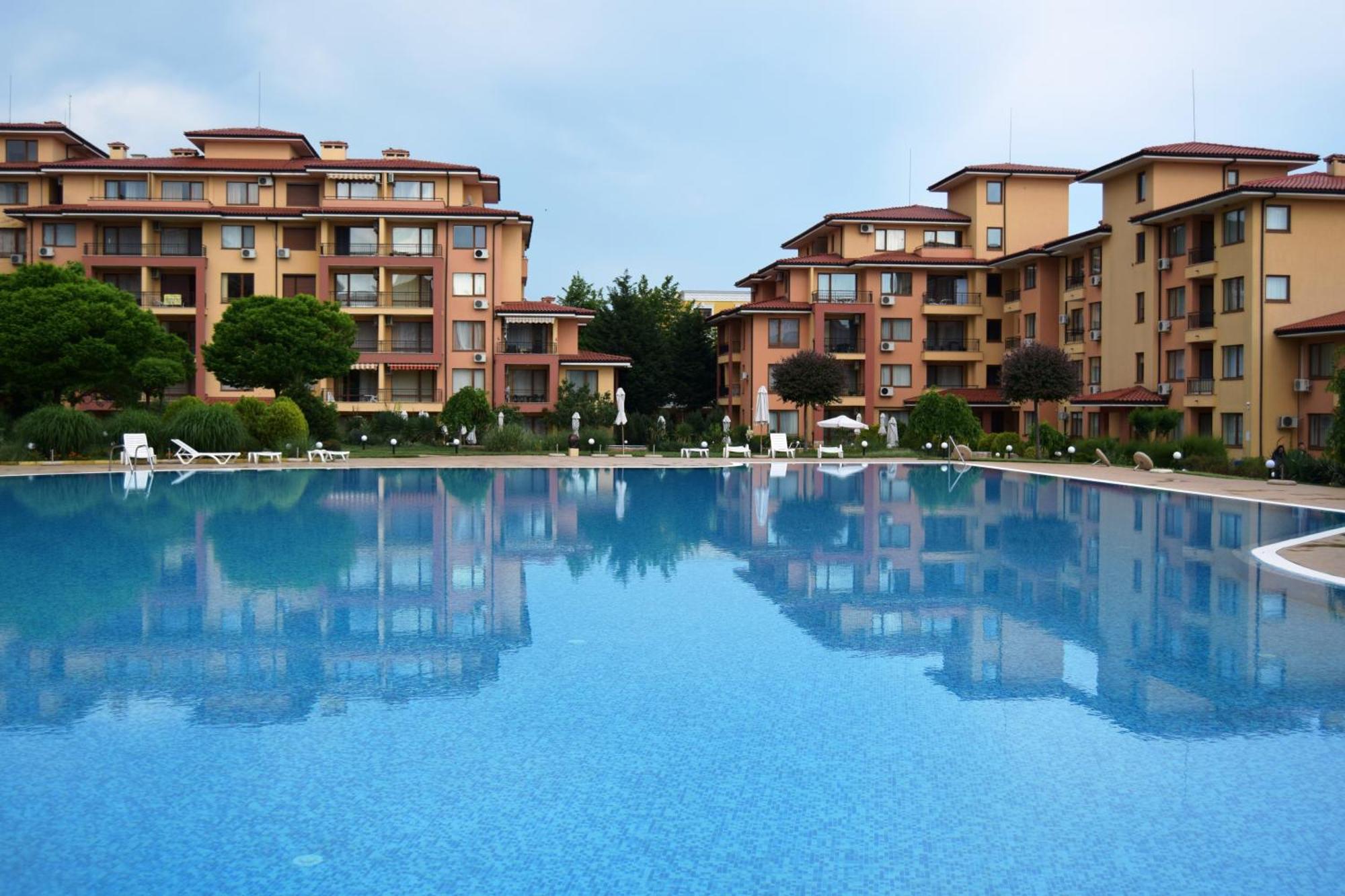Apartment Bright With Parking & Pool Sweti Wlas